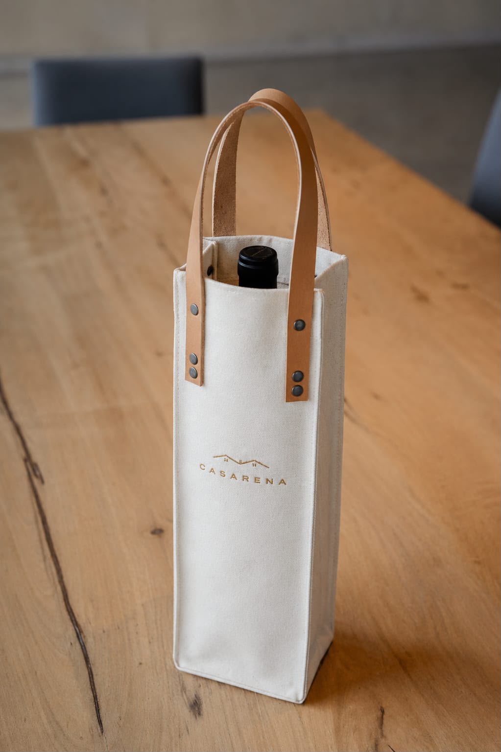 Bolsa porta-vino Casarena de lona con manijas de cuero